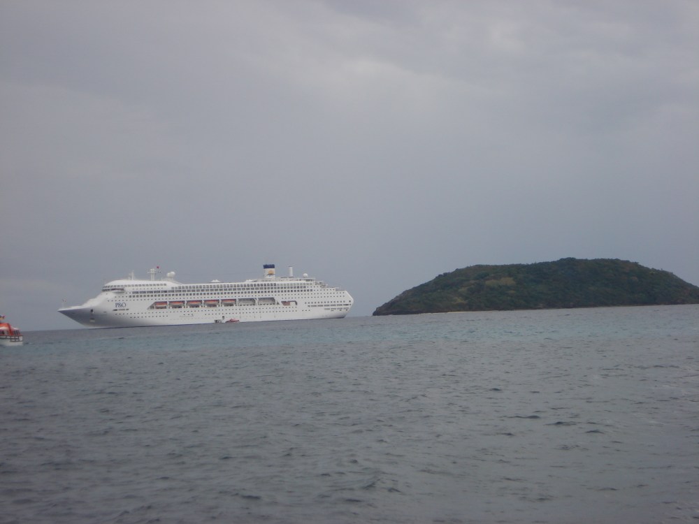 CruiseLinerNearVanuakula